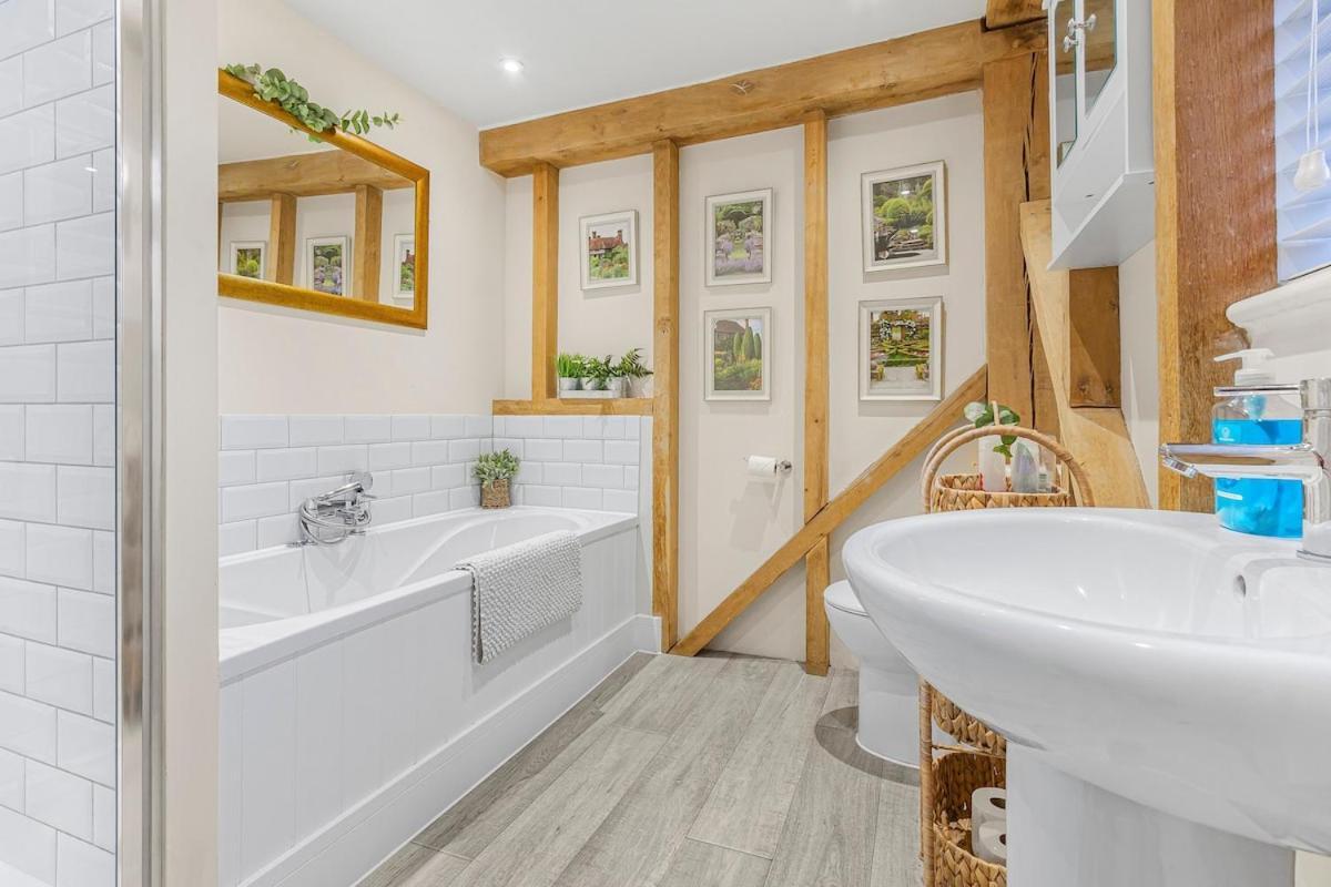 The Dairy With Hot Tub & Pizza Oven East Grinstead