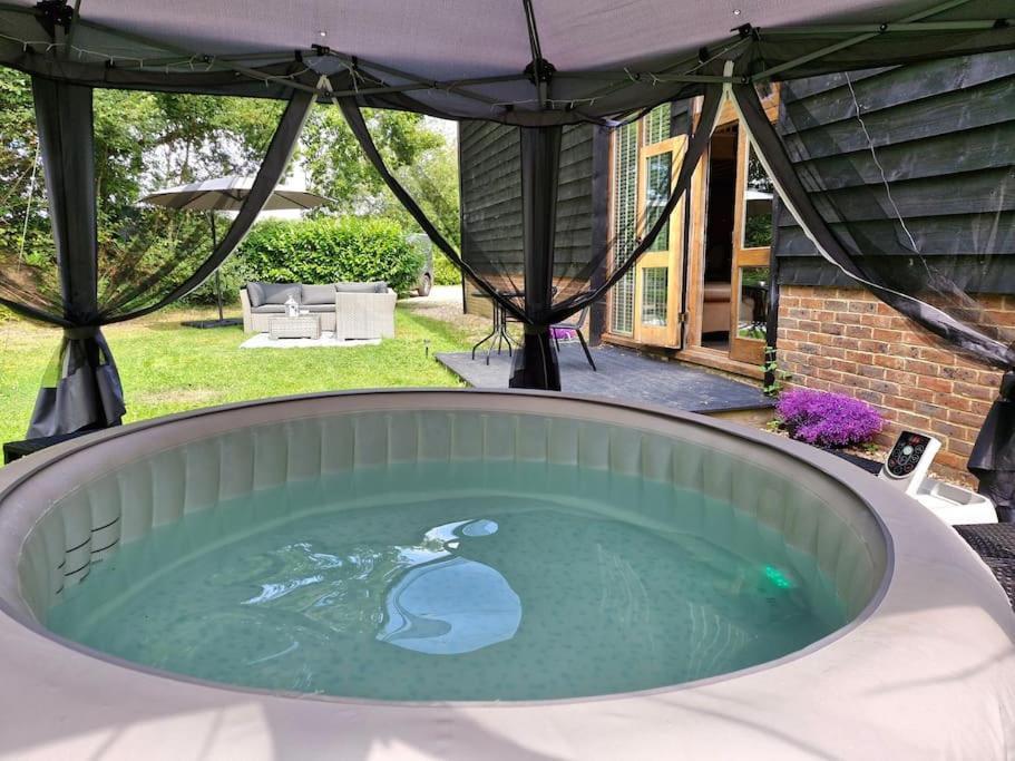 The Dairy With Hot Tub & Pizza Oven * East Grinstead