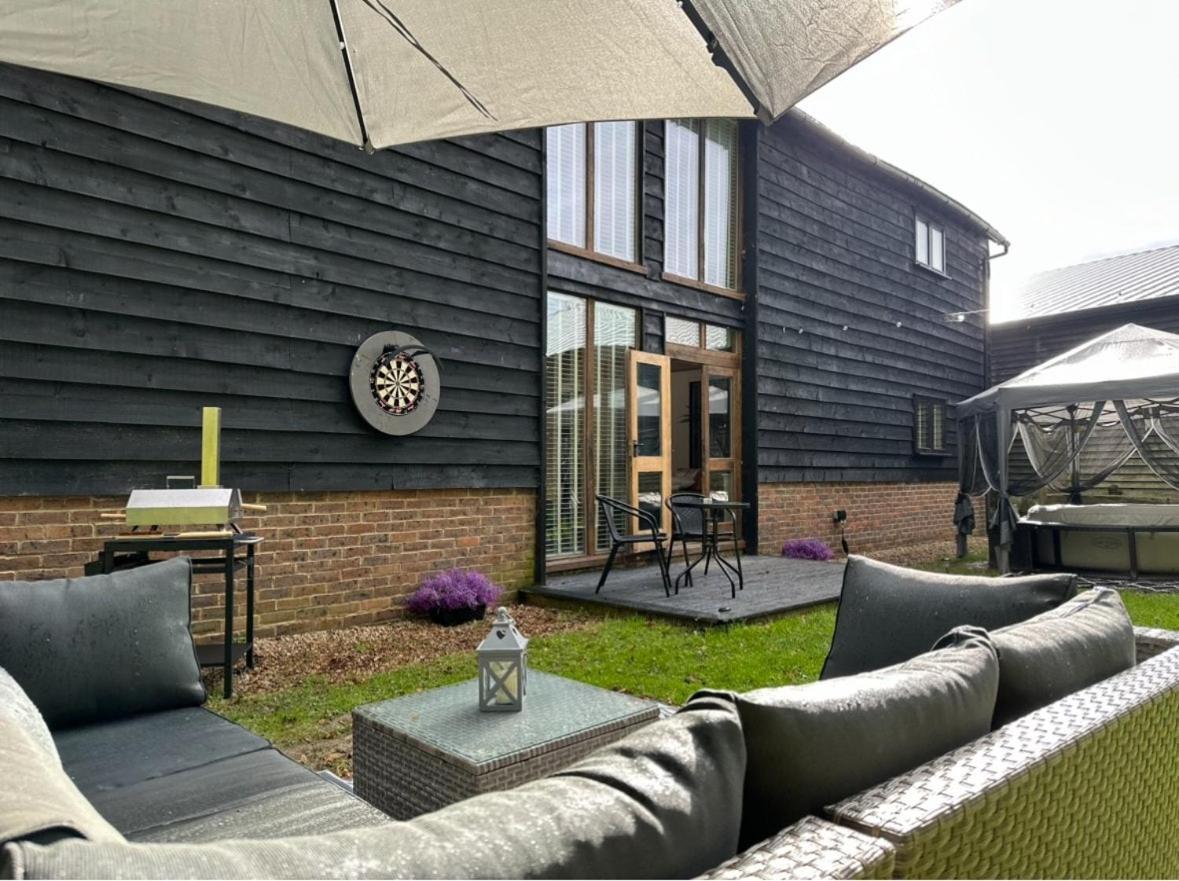 The Dairy With Hot Tub & Pizza Oven * East Grinstead