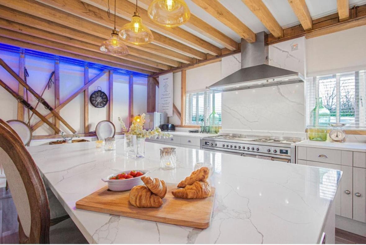 The Dairy With Hot Tub & Pizza Oven Holiday home East Grinstead