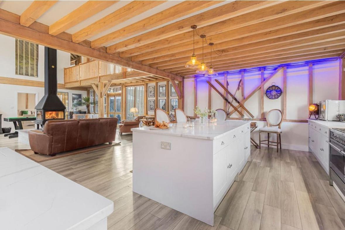 The Dairy With Hot Tub & Pizza Oven * East Grinstead